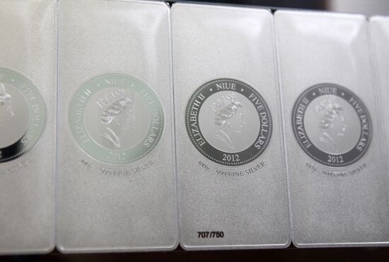 Silver money with images of Raphael and Leonardo da Vinci