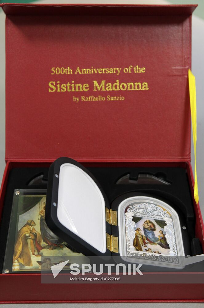 Silver money with images of Raphael and Leonardo da Vinci