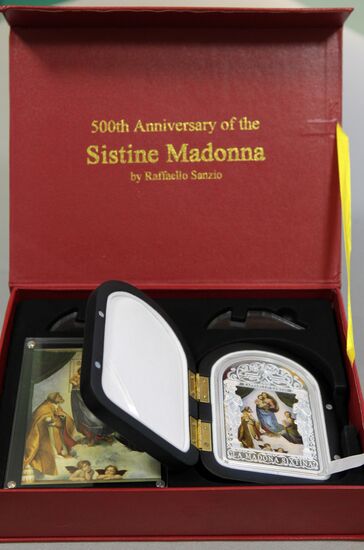 Silver money with images of Raphael and Leonardo da Vinci