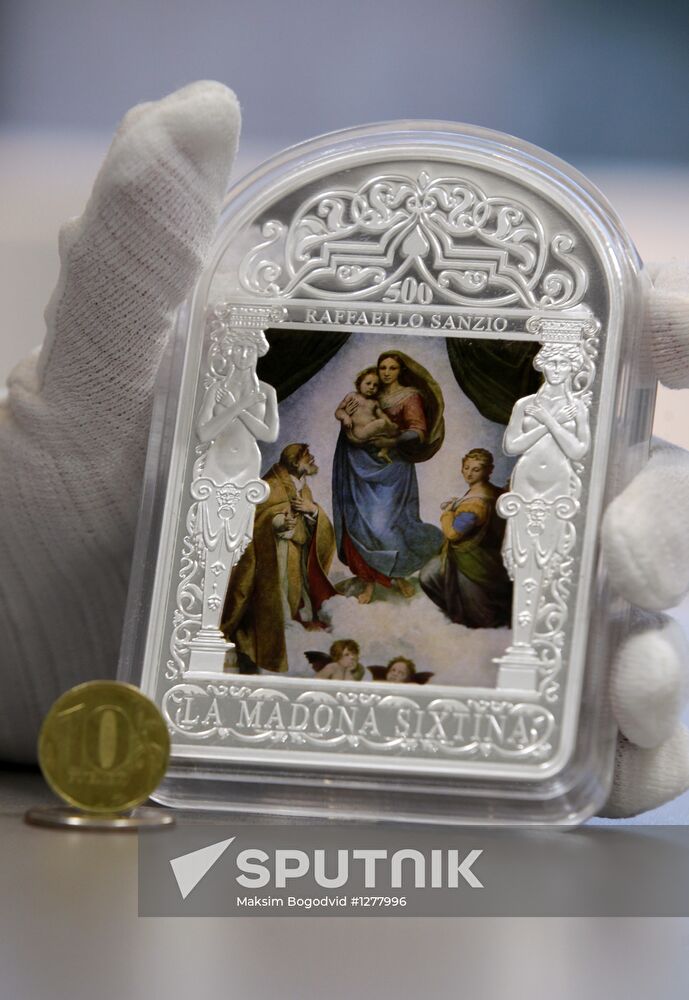 Silver money with images of Raphael and Leonardo da Vinci
