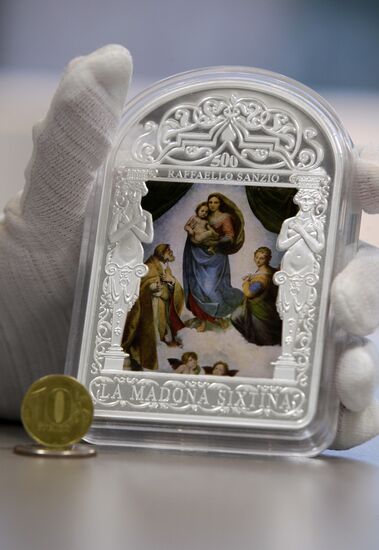 Silver money with images of Raphael and Leonardo da Vinci