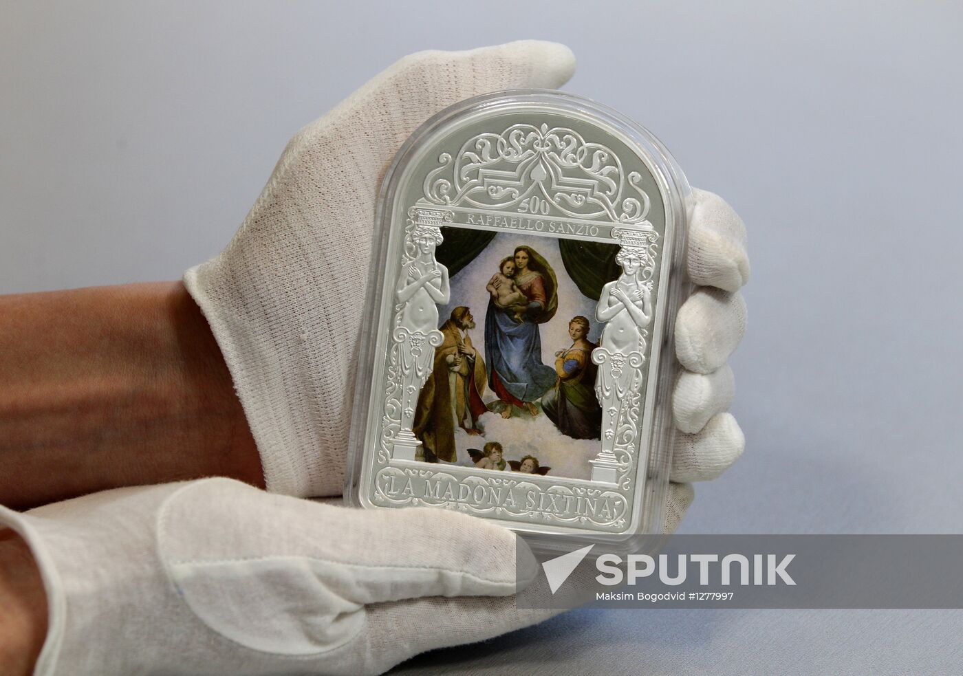 Silver money with images of Raphael and Leonardo da Vinci