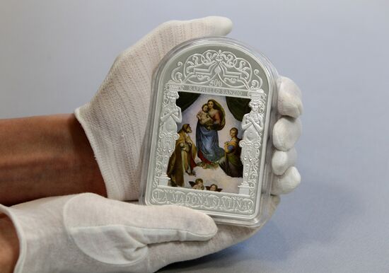 Silver money with images of Raphael and Leonardo da Vinci