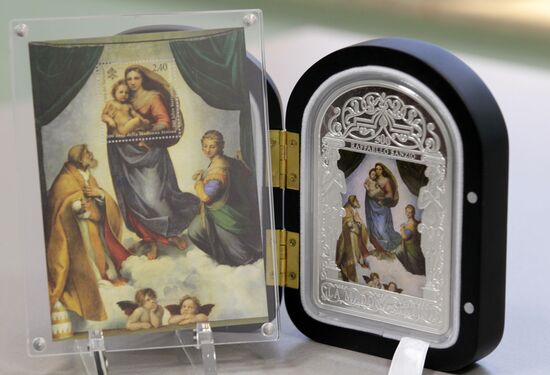 Silver money with images of Raphael and Leonardo da Vinci