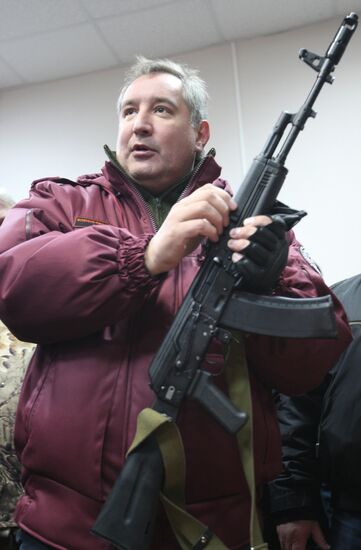 Dmitry Rogozin visits TSNIITOCHMASH near Moscow