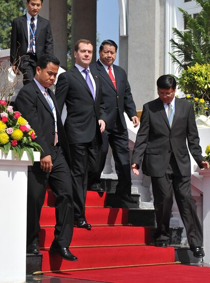 Dmitry Medvedev meets with Laotian top officials