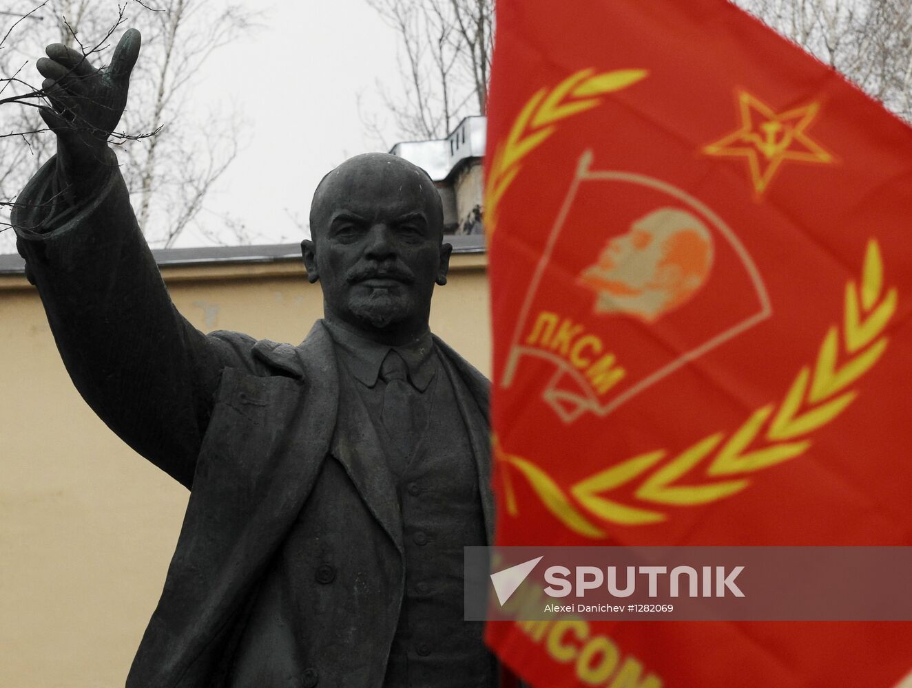 Monument to Vladimir Lenin unveiled in St. Petersburg