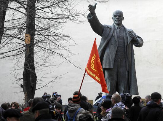Monument to Vladimir Lenin unveiled in St. Petersburg