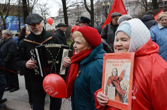 Communist procession marks October Revolution anniversary