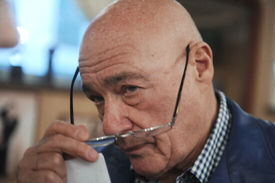 Journalist V. Pozner in his restaurant on Ostozhenka street