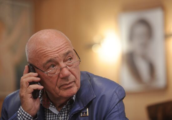 Journalist V. Pozner in his restaurant on Ostozhenka street
