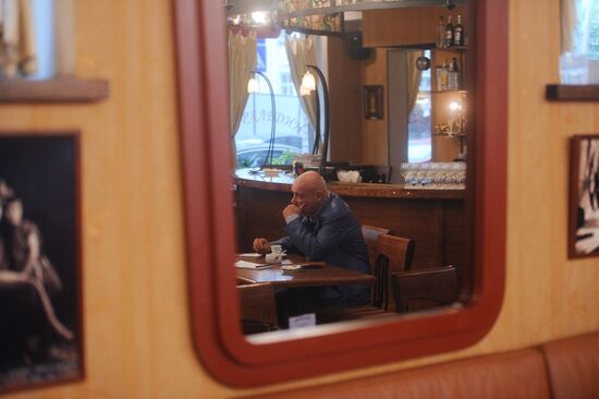 Journalist V. Pozner in his restaurant on Ostozhenka street