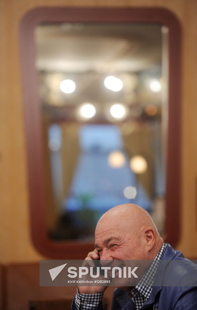 Journalist V. Pozner in his restaurant on Ostozhenka street