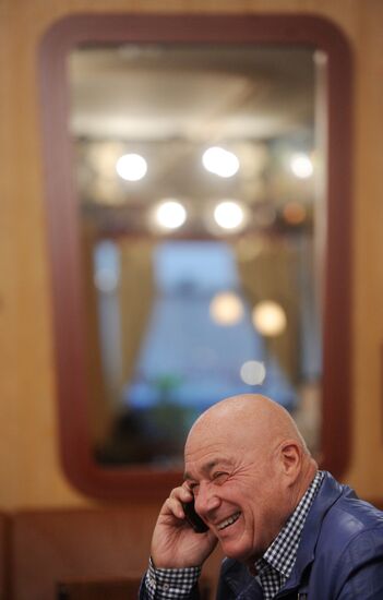 Journalist V. Pozner in his restaurant on Ostozhenka street
