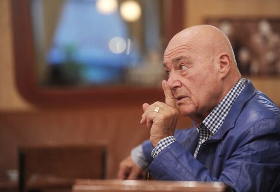 Journalist V. Pozner in his restaurant on Ostozhenka street