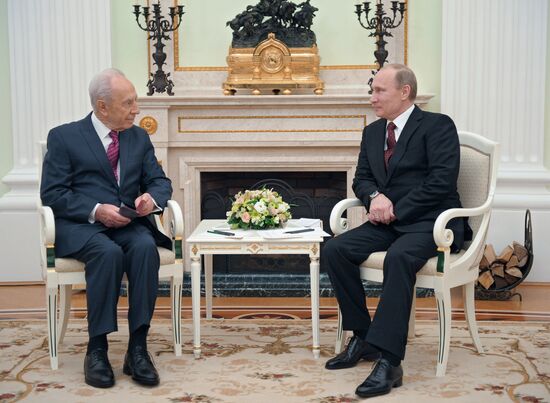 Vladimir Putin meets with Shimon Peres in Kremlin