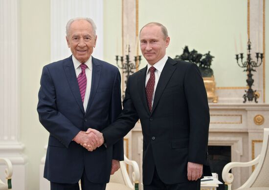 Vladimir Putin meets with Shimon Peres in Kremlin