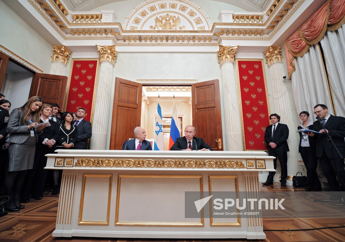 Vladimir Putin's meeting with Shimon Peres in Kremlin