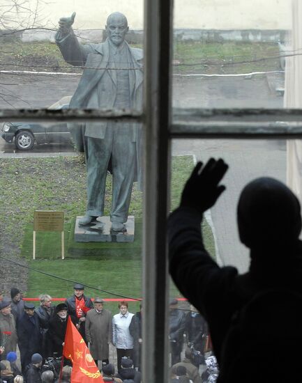 Monument to Lenin unveiled in St. Petersburg