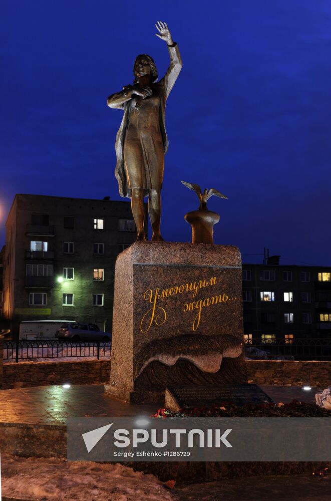 "Waiting One" monument to sailors' wives unveiled in Murmansk