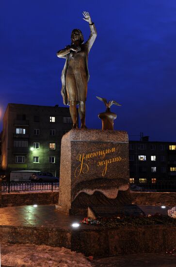 "Waiting One" monument to sailors' wives unveiled in Murmansk