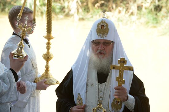 Patriarch Kirill consecrates water in Jordan River