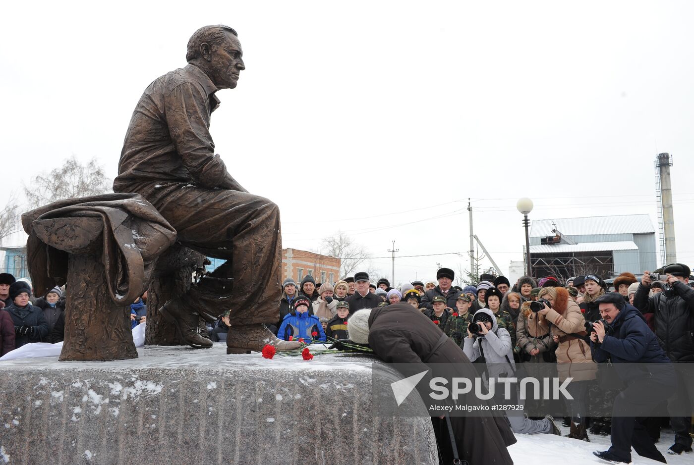 Monument to actor Mikhail Ulyanov unveiled in Omsk region