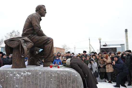 Monument to actor Mikhail Ulyanov unveiled in Omsk region