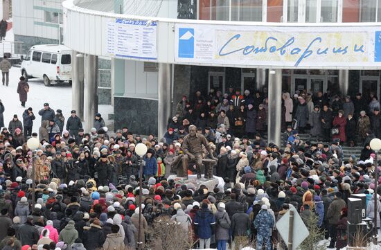 Monument to actor Mikhail Ulyanov unveiled in Omsk region