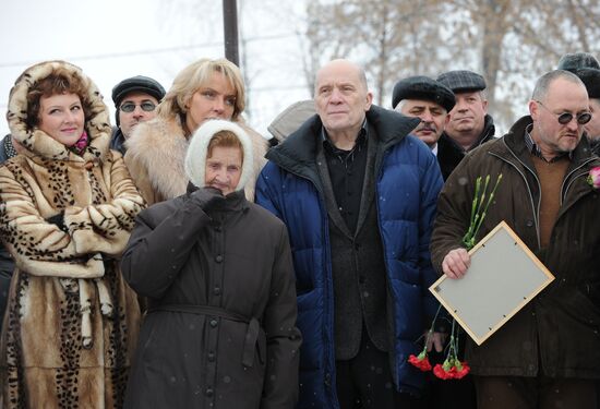 Monument to actor Mikhail Ulyanov unveiled in Omsk region