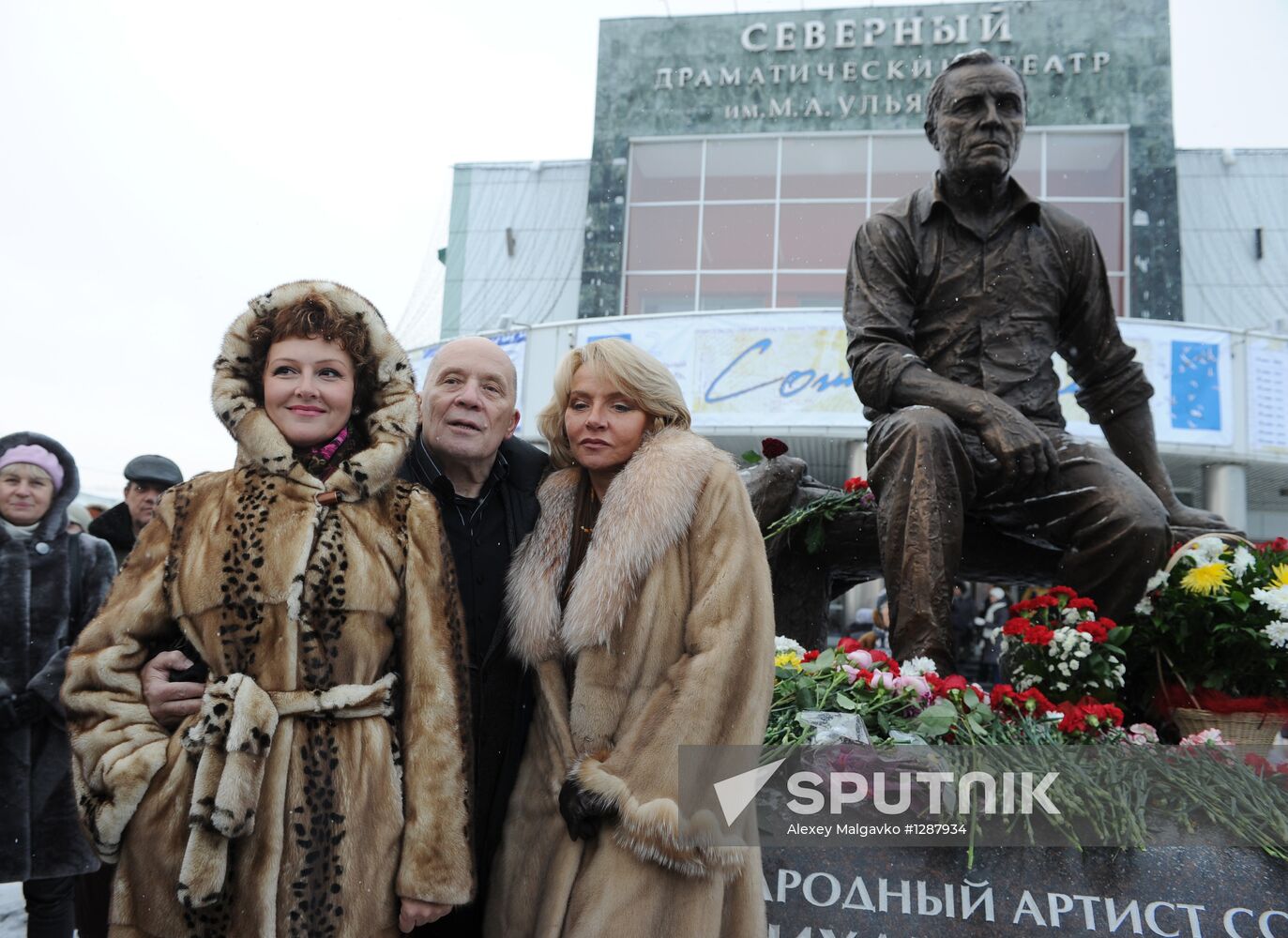 Monument to actor Mikhail Ulyanov unveiled in Omsk region