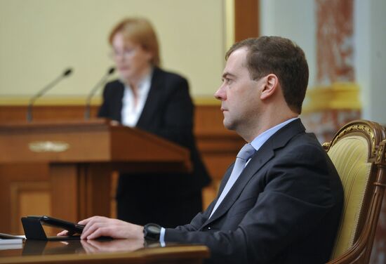 Dmitry Medvedev chairs government meeting