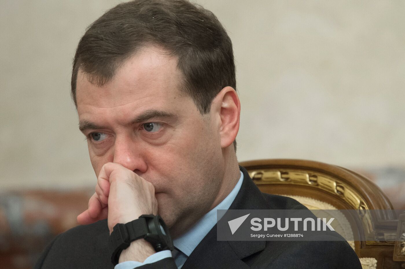 Dmitry Medvedev chairs government meeting
