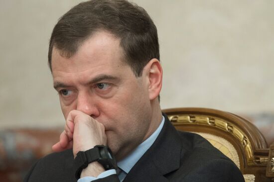 Dmitry Medvedev chairs government meeting