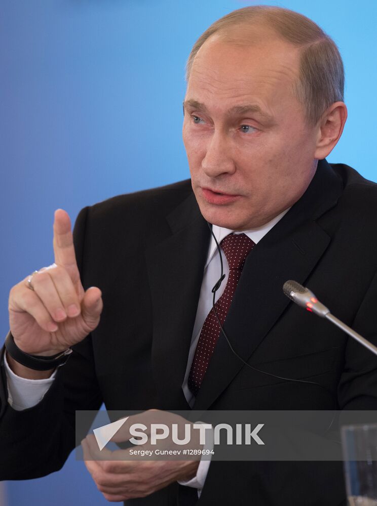 Vladimir Putin and Angela Merkel at St. Petersburg Dialog Forum