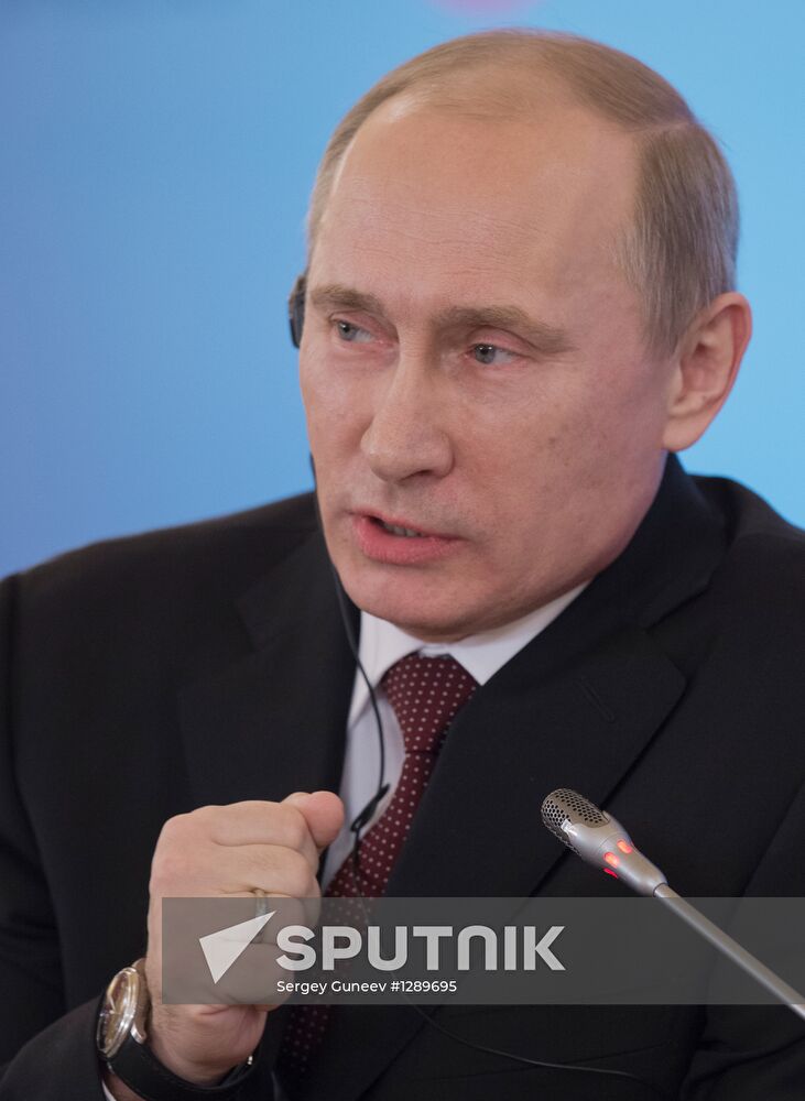 Vladimir Putin, Angela Merkel at St. Petersburg Dialogue Forum