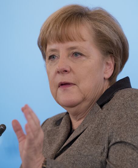 Vladimir Putin, Angela Merkel at St. Petersburg Dialogue Forum