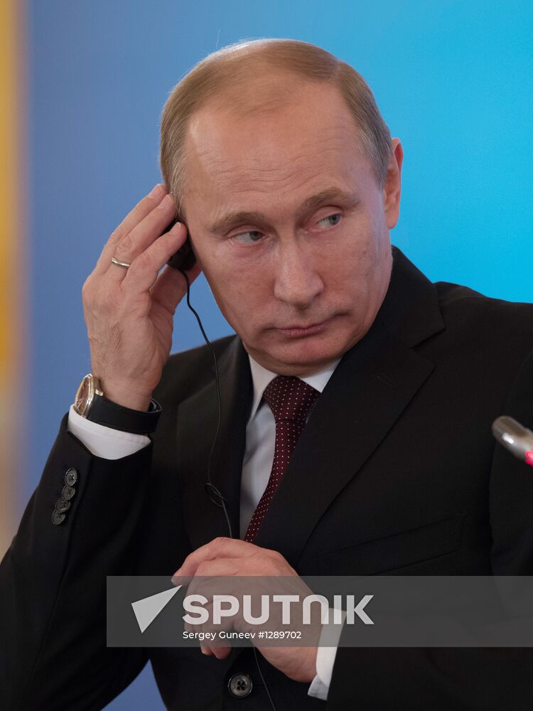 Vladimir Putin and Angela Merkel at St. Petersburg Dialog Forum