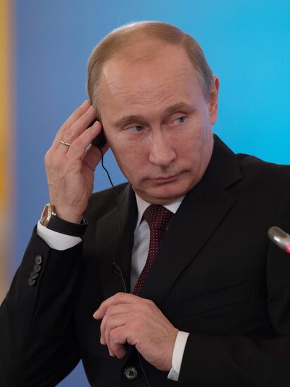 Vladimir Putin and Angela Merkel at St. Petersburg Dialog Forum