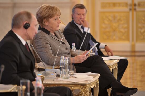 Vladimir Putin and Angela Merkel at 12th Petersburg Dialog
