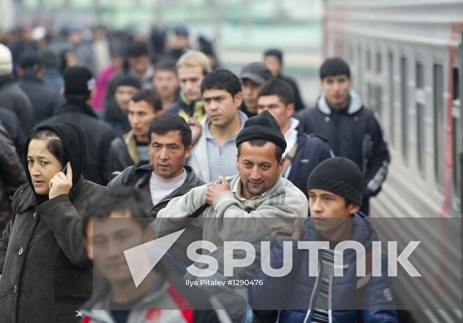 Passengers from the Tashkent - Moscow train on the platform after arriving in Kazansky railway station. Location: Russia, Moscow. Author: Ilya Pitalev/Sputnik. Trains from Central Asia arrive in Moscow
