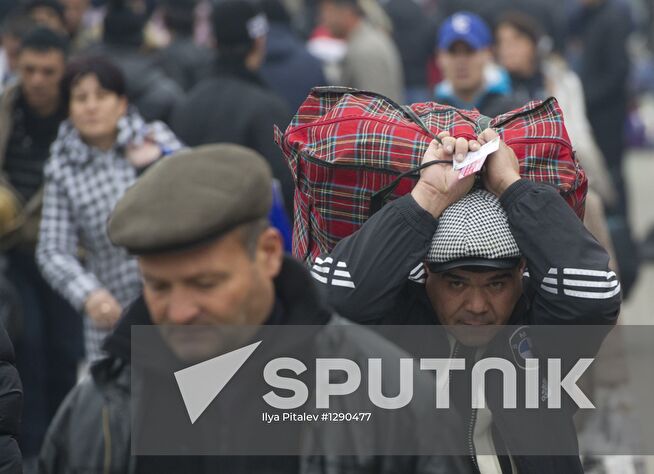 Passengers from the Tashkent - Moscow train on the platform after arriving in Kazansky railway station. Location: Russia, Moscow. Author: Ilya Pitalev/Sputnik. Trains from Central Asia arrive in Moscow