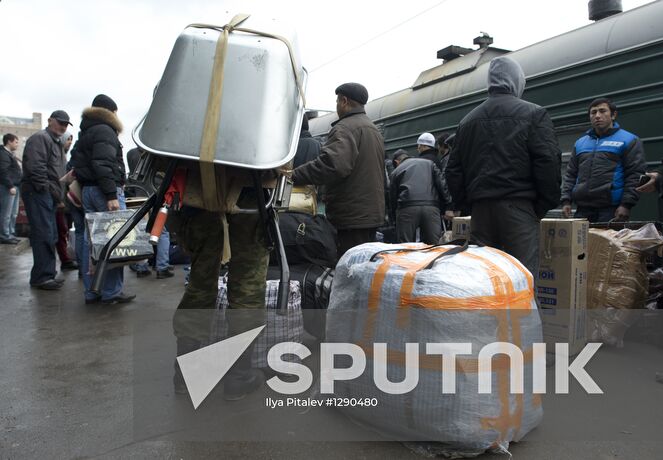 Passengers for the Moscow - Dushanbe train, departing from Kazansky railway station, at the train car. Location: Russia, Moscow. Author: Ilya Pitalev/Sputnik. Trains from Central Asia arrive in Moscow