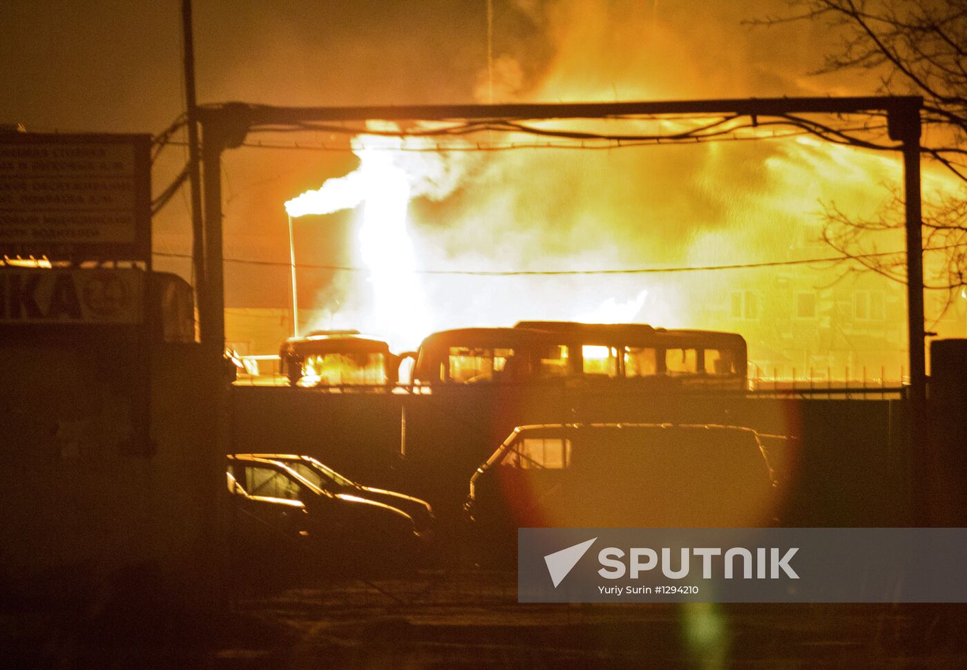 Large fire engulfs parking lot in Tver