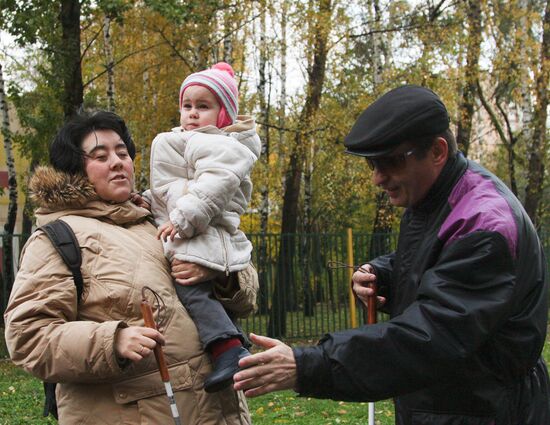 Life of visually impaired family in Moscow