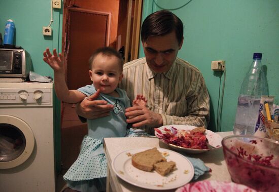 Life of visually impaired family in Moscow