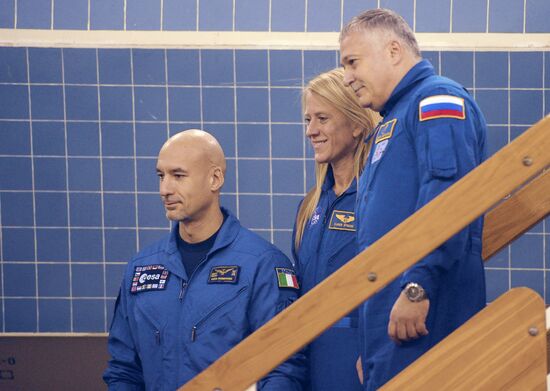 Long-term ISS Expedition 34/35 crews train at Gagarin Center