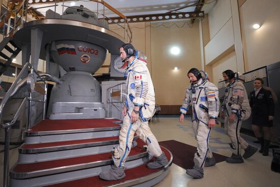 Long-term ISS Expedition 34/35 crews train at Gagarin Center