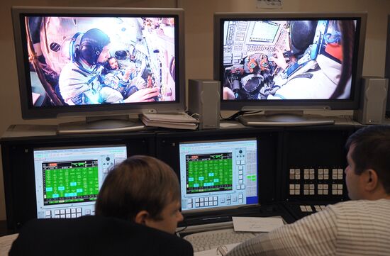 Long-term ISS Expedition 34/35 crews train at Gagarin Center