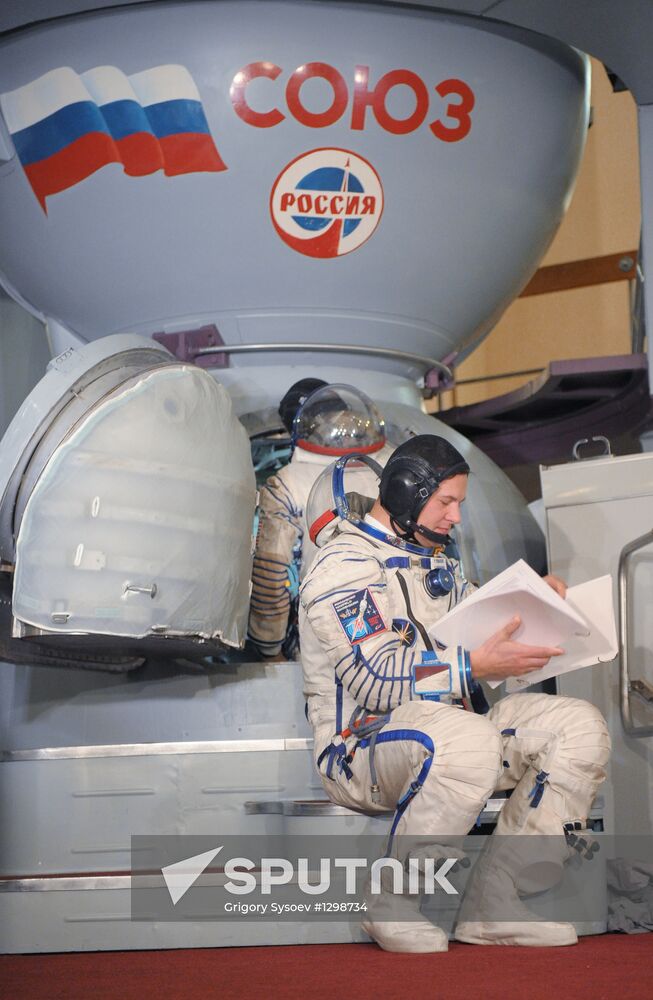 Long-term ISS Expedition 34/35 crews train at Gagarin Center